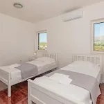 Ferienhaus 4 Bedroom Gorgeous In Dubrava (Sibenik-Knin)