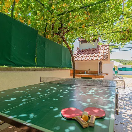 4 Bedroom Gorgeous In Dubrava (Sibenik-Knin)