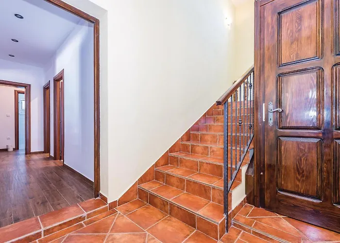 4 Bedroom Gorgeous In Vakantiehuis *