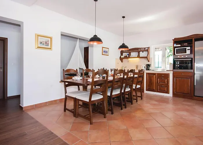 4 Bedroom Gorgeous In Vakantiehuis