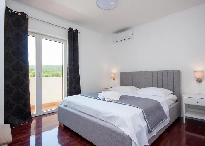 4 Bedroom Gorgeous In * Dubrava (Sibenik-Knin)