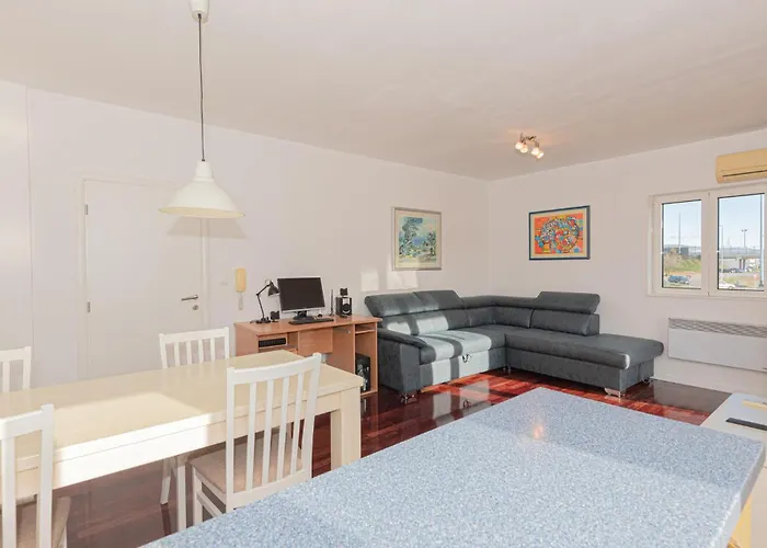 4 Bedroom Gorgeous In Dubrava (Sibenik-Knin)